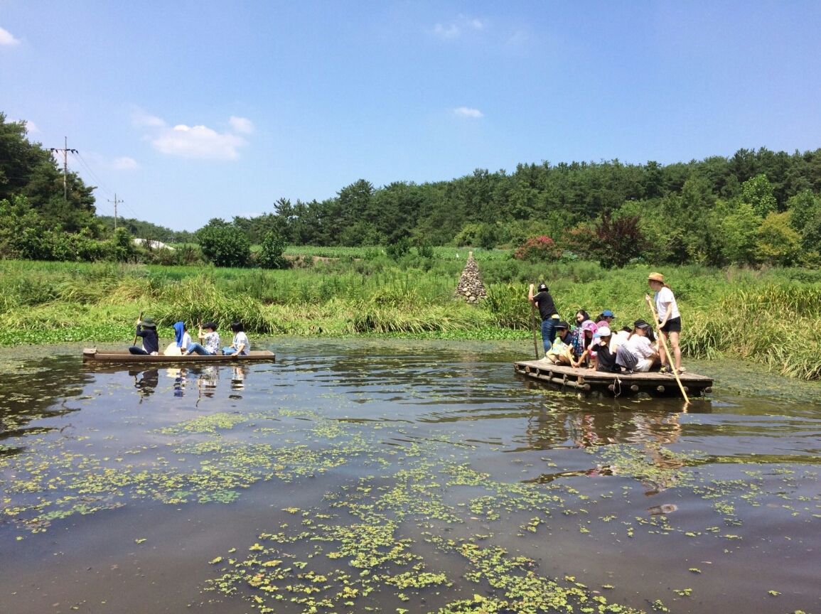 韓国・牛浦沼で舟に乗って湿地を見学するユースキャンプの参加者たち